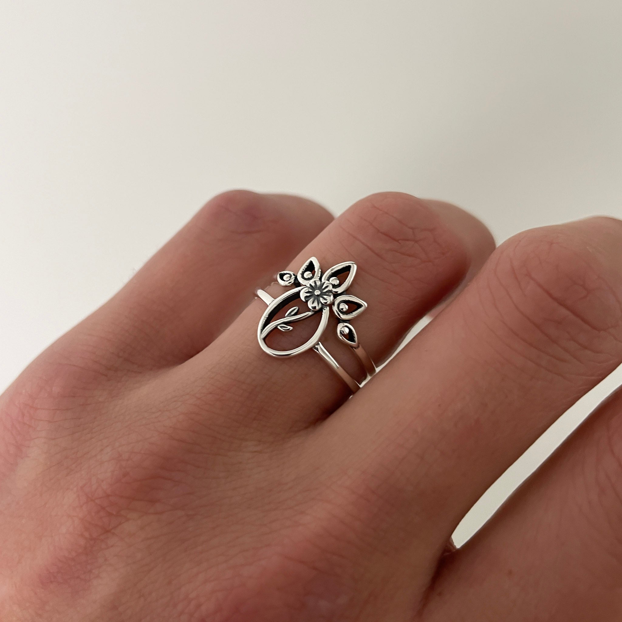 een ring met een bloem
