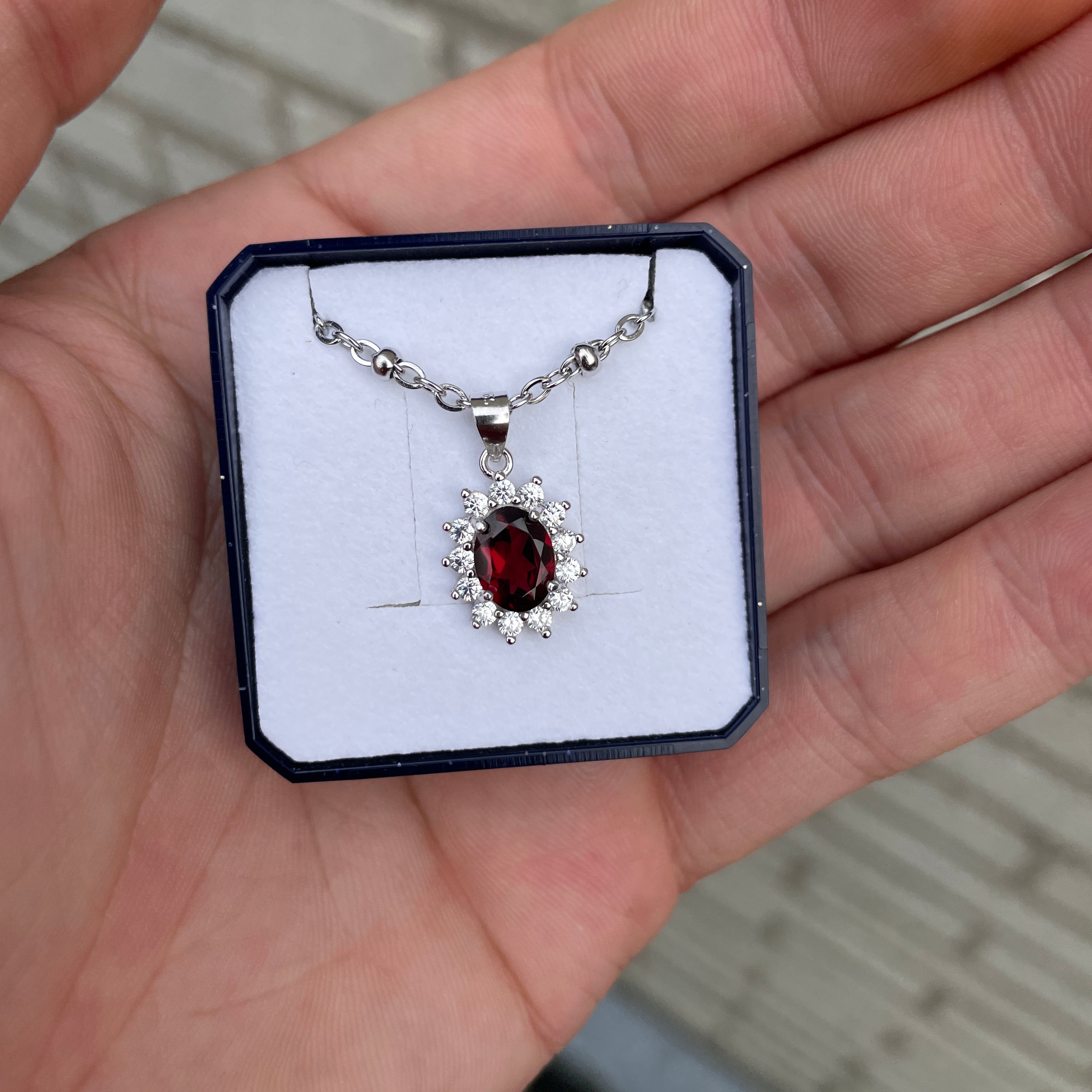 Namana Blauwe bloemen ketting voor dames. 925 sterling zilver halsketting voor vrouwen met email en zirkonia edelstenen. Damesketting met geschenkdoos Namana Blauwe bloemen ketting voor dames. 925 sterling zilver halsketting voor vrouwen met email en zirkonia edelstenen. Damesketting met geschenkdoos