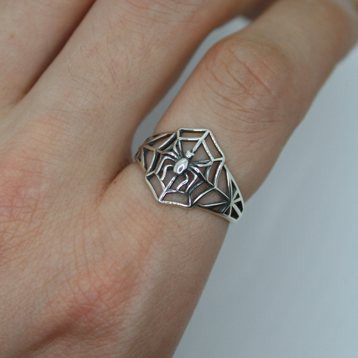 zilveren ring met spinnenweb